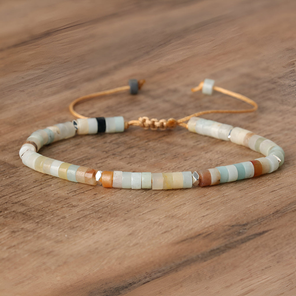 Bracelet mixte en perles heishi multicolores en amazonite sur cordon beige réglable.