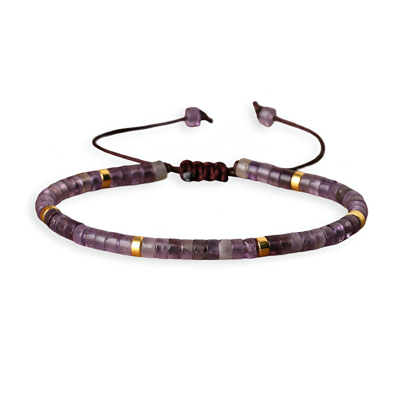 Bracelet mixte en perles heishi améthyste violet avec détails dorés et fermeture ajustable en corde.