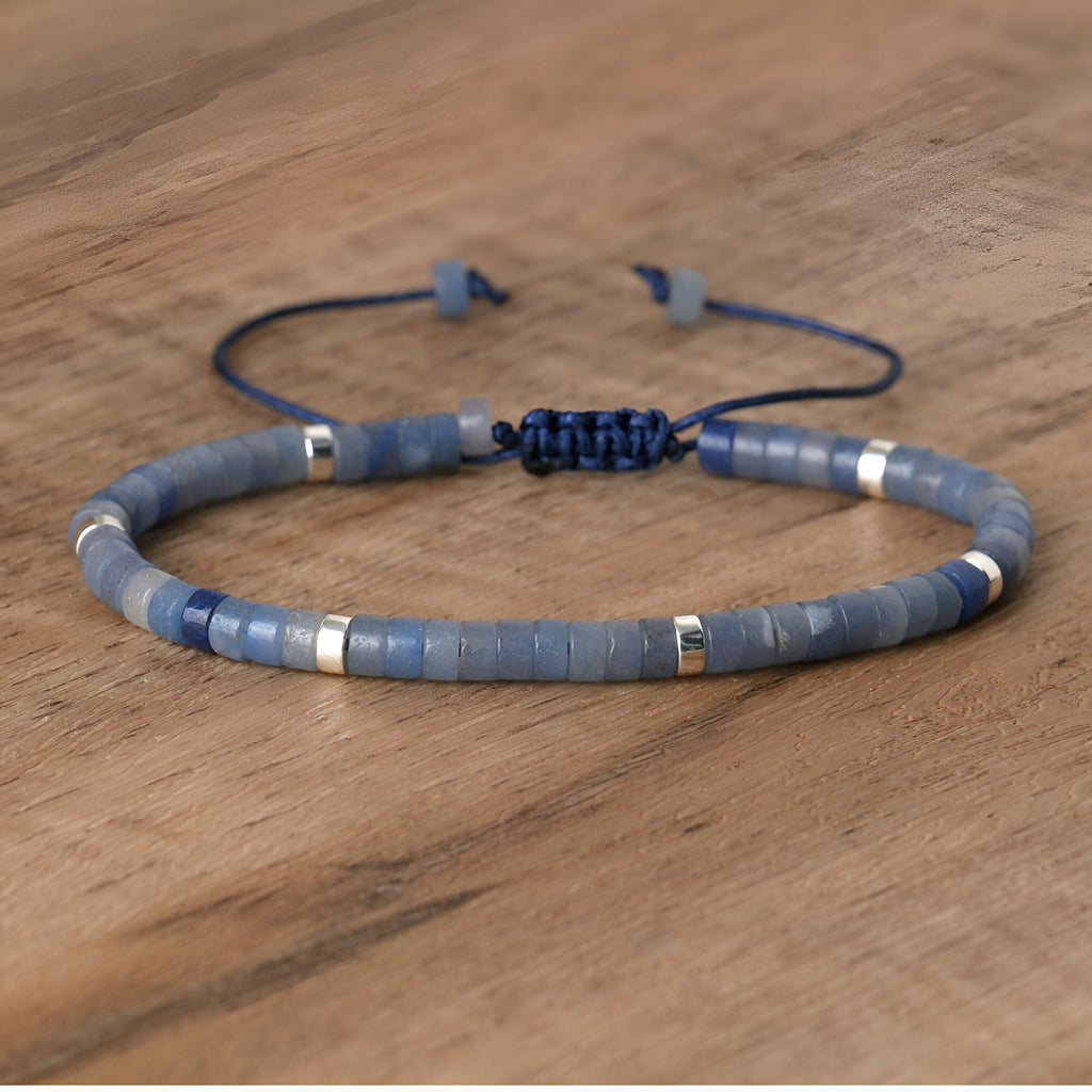 Bracelet mixte en perles heishi aventurine bleue avec accents dorés et cordon ajustable bleu.