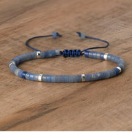 Bracelet mixte en perles heishi aventurine bleue avec accents dorés et cordon ajustable bleu.