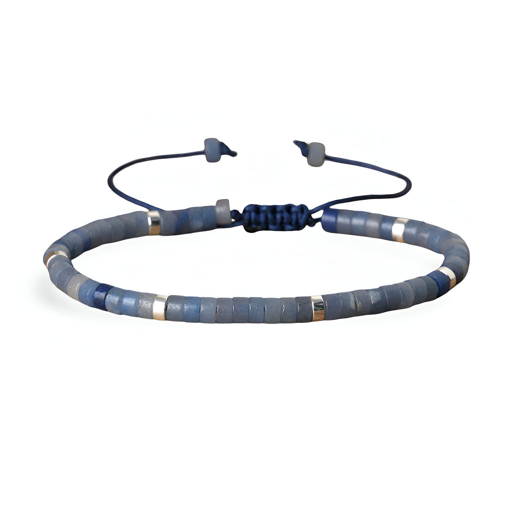 Bracelet mixte en perles heishi bleu aventurine avec fil ajustable et détails argentés.
