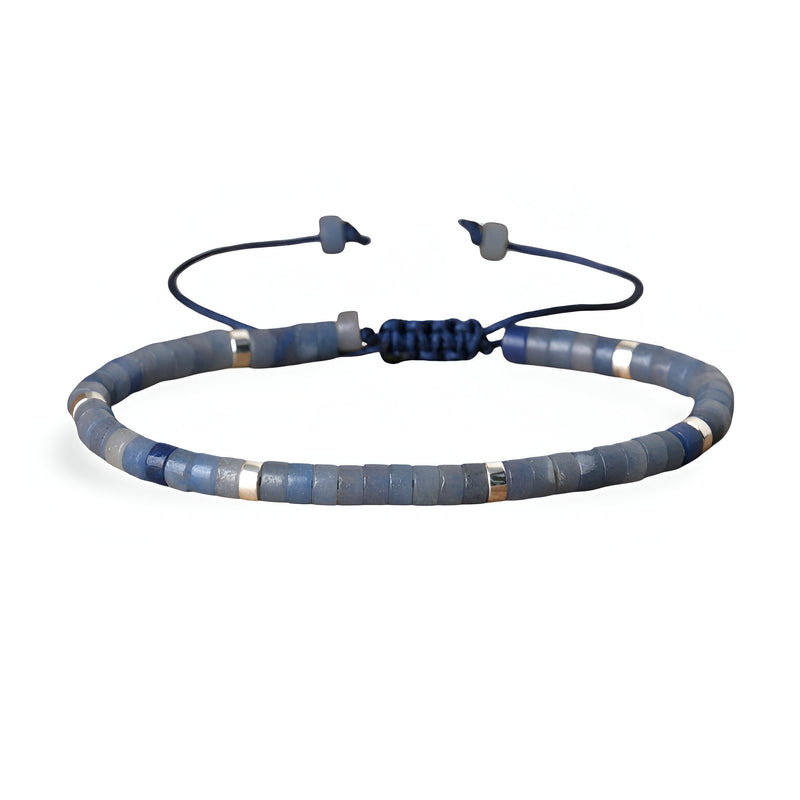 Bracelet mixte en perles heishi bleu aventurine avec fil ajustable et détails argentés.