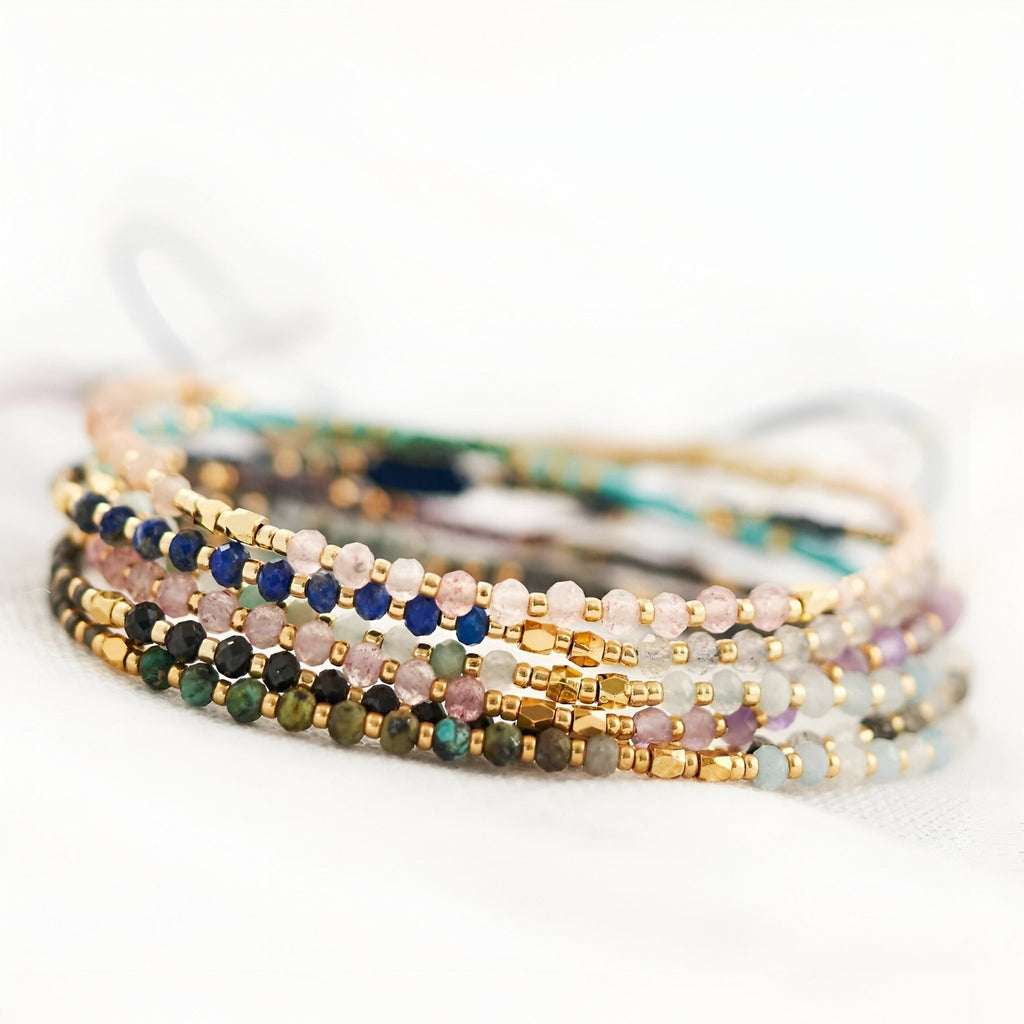 Bracelet femme multi-rangs en perles heishi colorées et cristaux dorés finement assemblés.