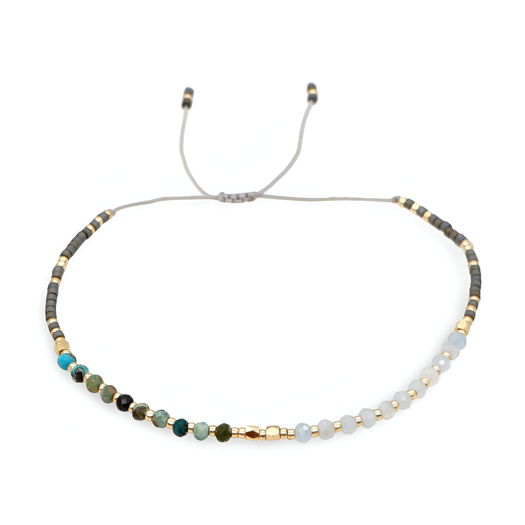Bracelet femme perles heishi multicolores avec détails en cristal et fermoir coulissant gris.