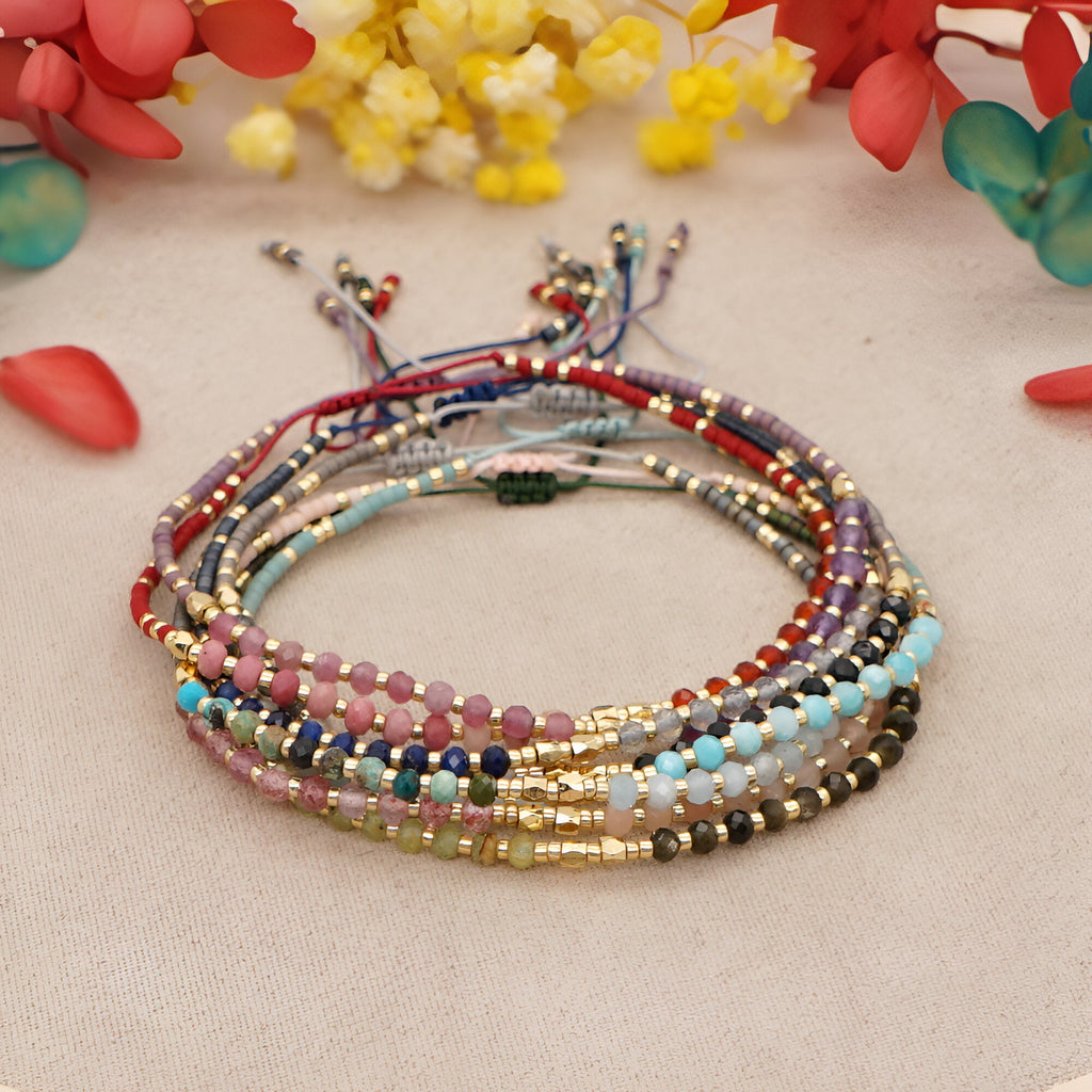 Bracelets en perles heishi multicolores et cristal, style empilé, finition ajustable avec perles argentées.