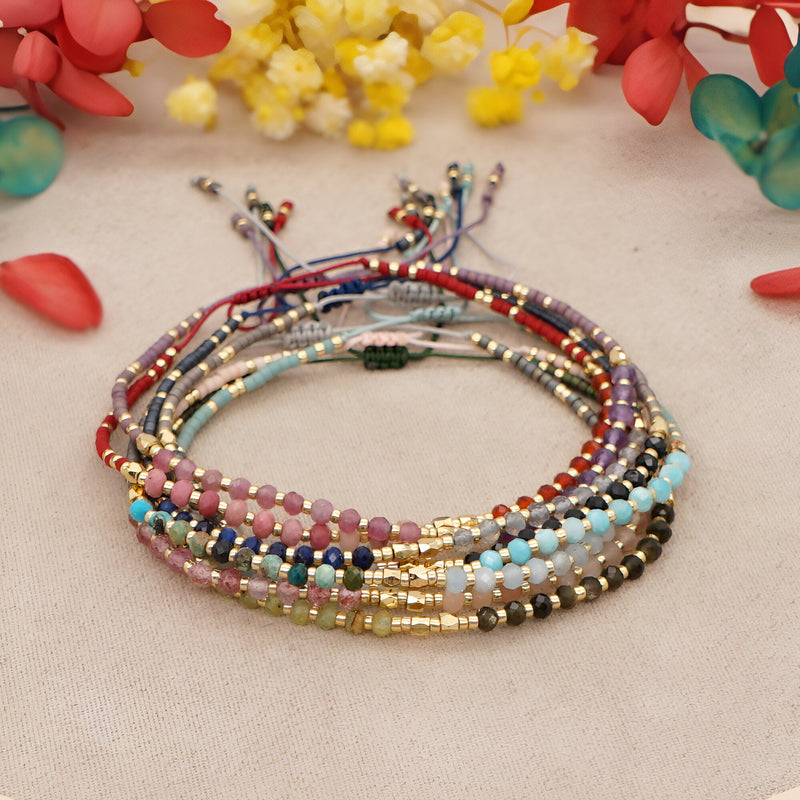 Bracelets en perles heishi multicolores et cristal, style empilé, finition ajustable avec perles argentées.