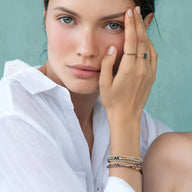 Bracelet multiple rangs en perles heishi colorées et cristaux, style bohème chic pour femme.