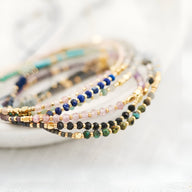 Bracelet fin en perles heishi multicolores et cristaux dorés pour femme, modèle Yuma.