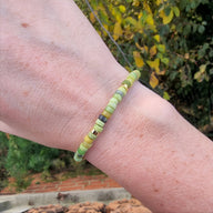Bracelet mixte perles heishi vert jade australienne avec petit anneau argenté.