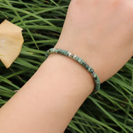 Bracelet mixte en perles heishi vertes en jade tacheté, modèle Naoki sur poignet.