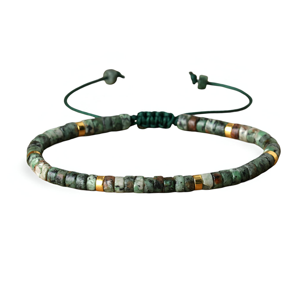 Bracelet heishi mixte en jaspe africaine vert avec perles dorées et fermeture réglable en corde noire.