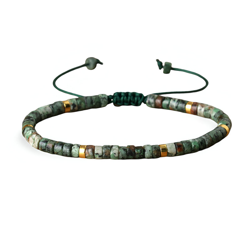 Bracelet heishi mixte en jaspe africaine vert avec perles dorées et fermeture réglable en corde noire.