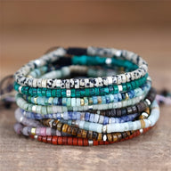 Bracelet mixte en perles heishi jaspe dalmatien et turquoise multi-rangs aux tons blancs, bleus et marron.