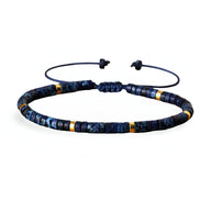 Bracelet mixte en perles heishi bleu jaspe impérial avec détails dorés et fermeture ajustable.