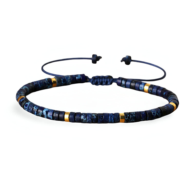 Bracelet mixte en perles heishi bleu jaspe impérial avec détails dorés et fermeture ajustable.