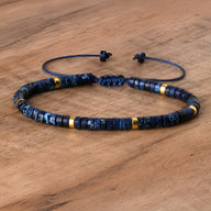 Bracelet mixte perles heishi bleu jaspe impérial avec détails dorés sur cordon réglable noir.