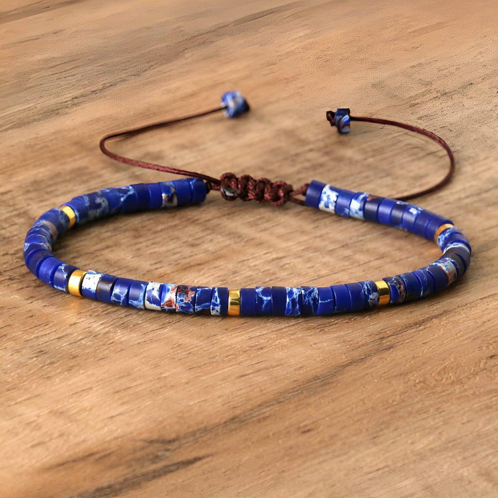 Bracelet mixte perles heishi jaspe impérial bleu royal avec détail or et cordon ajustable marron.