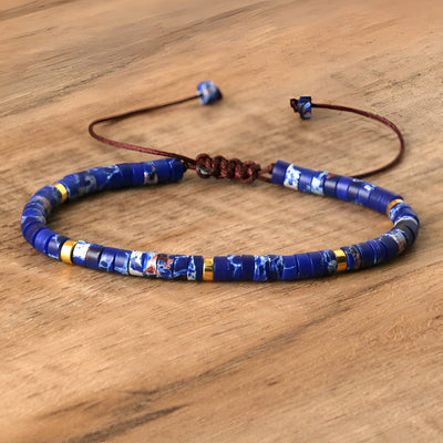 Bracelet mixte perles heishi jaspe impérial bleu royal avec détail or et cordon ajustable marron.