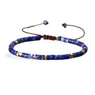 Bracelet mixte en perles heishi jaspe bleu royal avec fermeture réglable en corde marron.