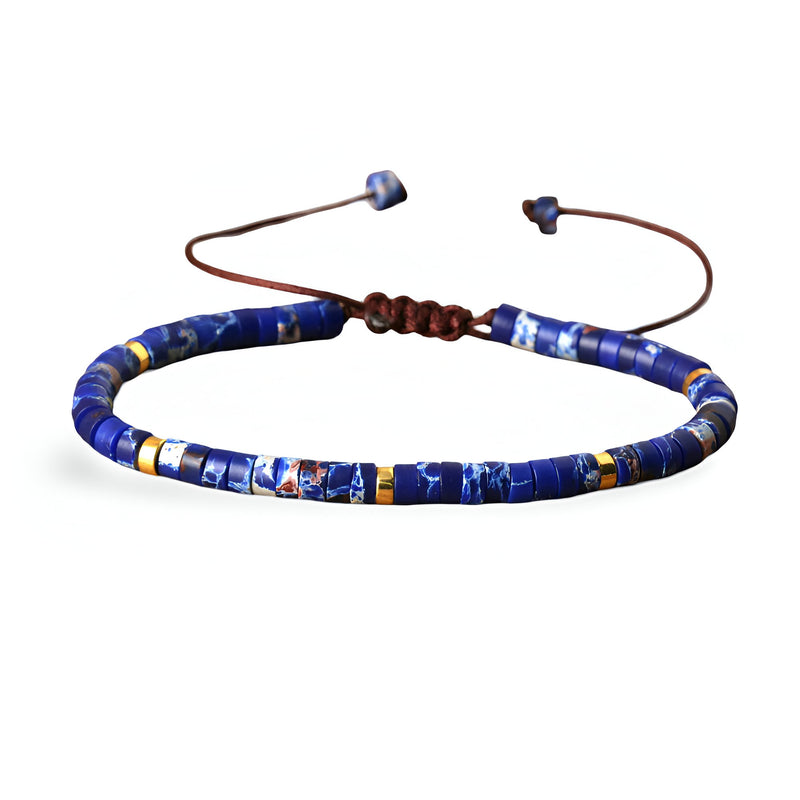 Bracelet mixte en perles heishi jaspe bleu royal avec fermeture réglable en corde marron.