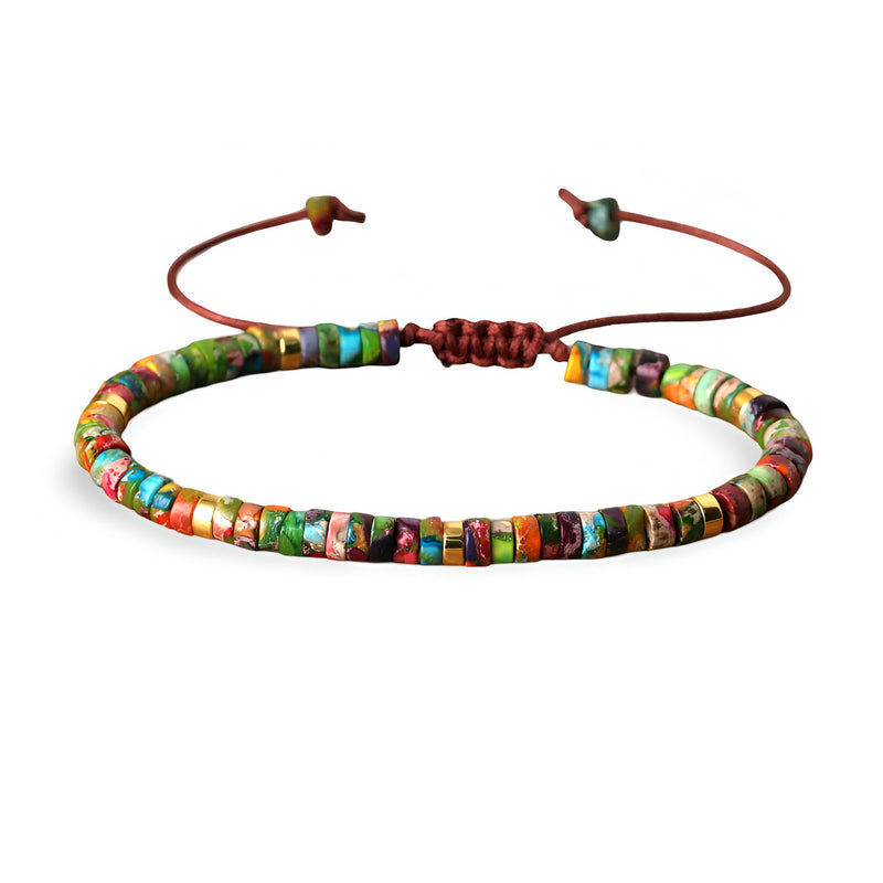 Bracelet réglable en perles heishi jaspe impérial multicolore sur cordon rouge foncé.