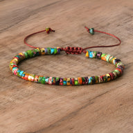 Bracelet en perles heishi jaspe impérial multicolore avec fermeture coulissante rouge bordeaux.