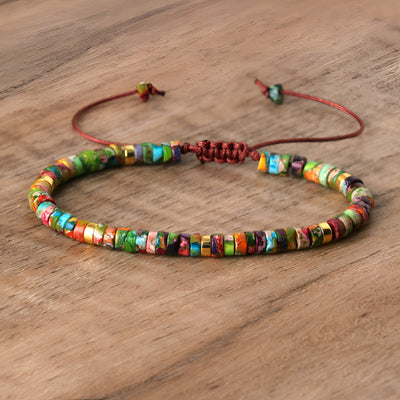 Bracelet en perles heishi jaspe impérial multicolore avec fermeture coulissante rouge bordeaux.
