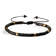 Bracelet mixte en perles heishi noires avec détails en jaspe impérial et accents dorés, fermeture ajustable en corde noire.