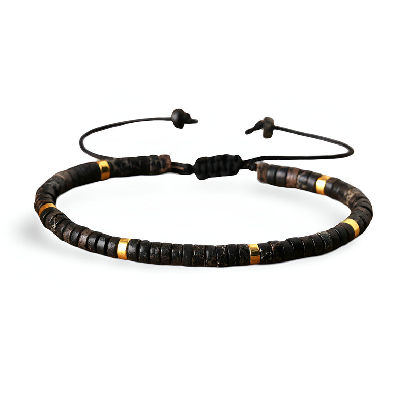 Bracelet mixte en perles heishi noires avec détails en jaspe impérial et accents dorés, fermeture ajustable en corde noire.