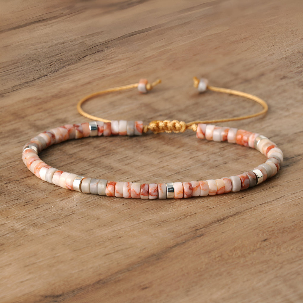 Bracelet mixte en perles heishi jaspe impérial rose avec fermoir coulissant doré.