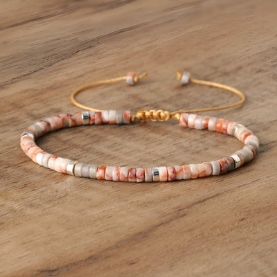 Bracelet mixte en perles heishi jaspe impérial rose avec fermoir coulissant doré.