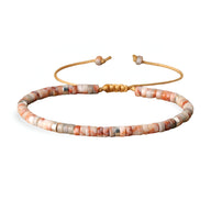 Bracelet mixte en perles heishi jaspe impérial rose avec fermoir doré ajustable.