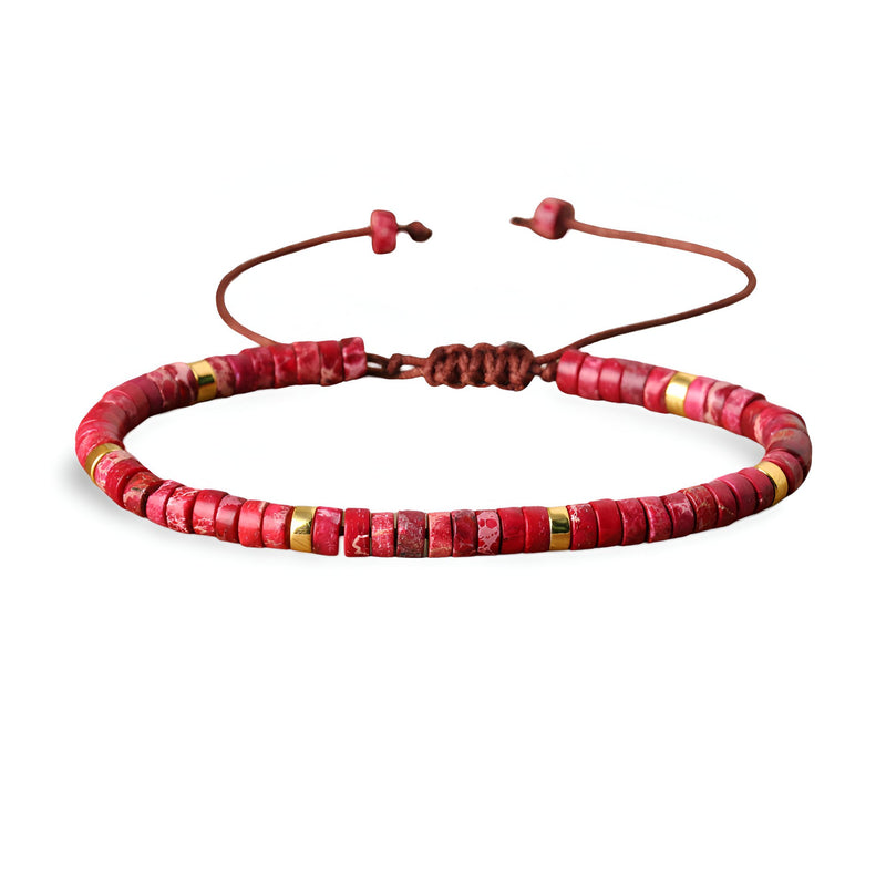 Bracelet en perles heishi rouges en jaspe impérial avec fermoir coulissant et détail doré.