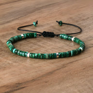 Bracelet mixte en perles heishi jaspe impérial verte avec fermoir coulissant noir.