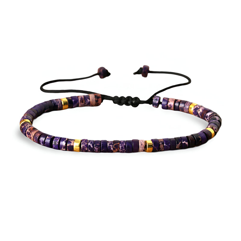 Bracelet mixte en perles heishi jaspe impérial violet avec détails dorés et corde noire ajustable.