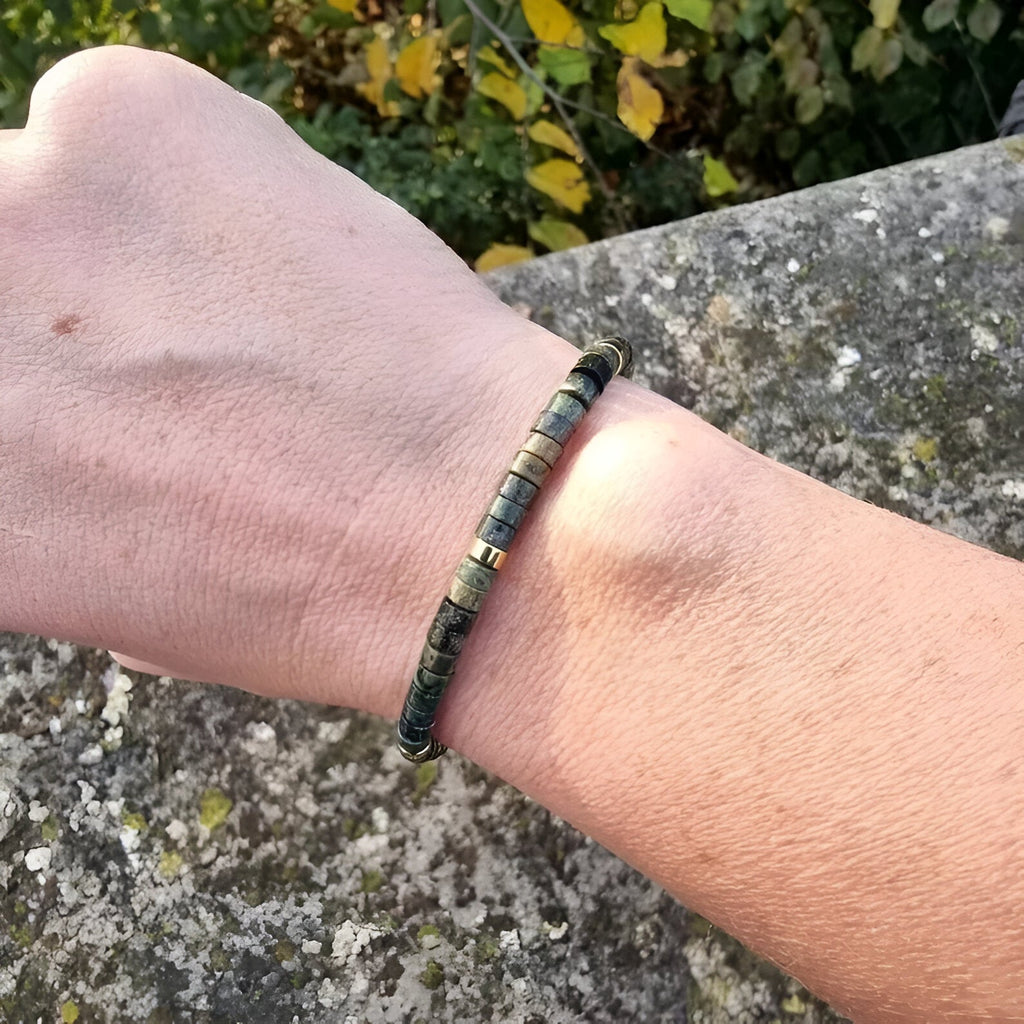 Bracelet mixte en perles heishi jaspe kambaba vert avec petits anneaux dorés.