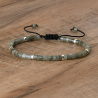 Bracelet mixte en perles heishi grises en labradorite avec fermoir coulissant noir et détails argentés.