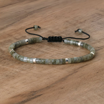 Bracelet mixte en perles heishi grises en labradorite avec fermoir coulissant noir et détails argentés.
