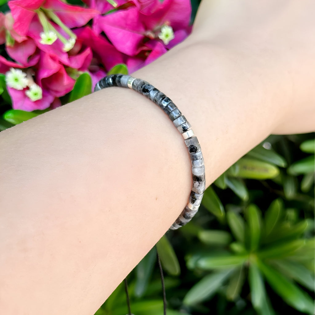 Bracelet mixte en perles heishi de labradorite noire, style épuré et élégant.