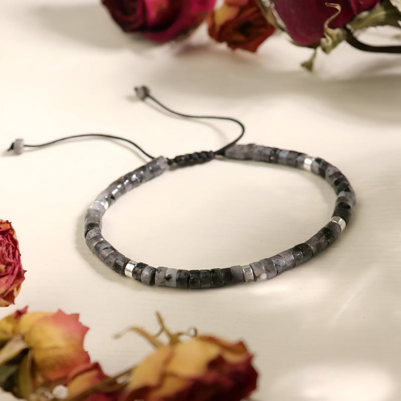 Bracelet mixte en perles heishi labradorite noire avec fermeture coulissante noire.