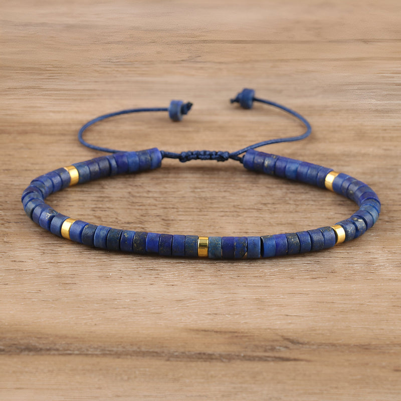 Bracelet mixte en perles heishi bleues et lapis lazuli avec détails dorés, fermoir coulissant noir.