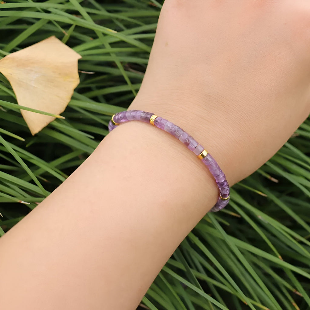 Bracelet mixte en perles heishi violet lépidolite avec petits détails dorés.