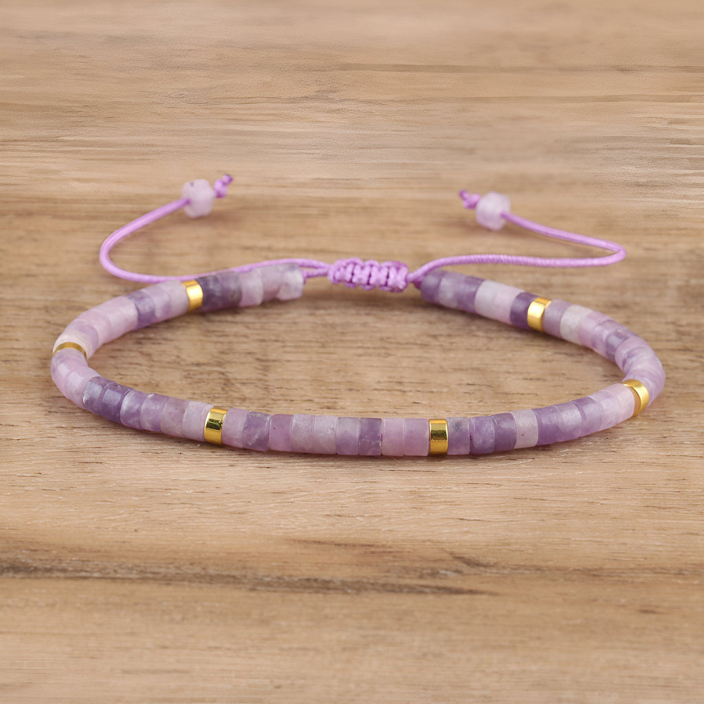 Bracelet mixte en perles heishi violettes en lépidolite avec accents dorés et cordon ajustable rose pâle.