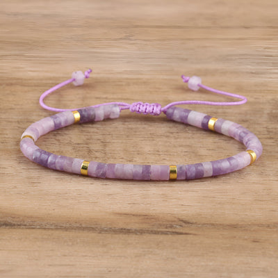 Bracelet mixte en perles heishi violettes en lépidolite avec accents dorés et cordon ajustable rose pâle.