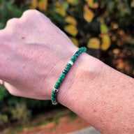 Bracelet mixte en perles heishi malachite vert avec détail en métal argenté.