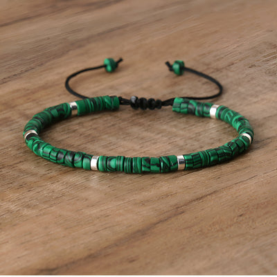 Bracelet mixte en perles heishi vertes malachite avec détails argentés et cordon ajustable noir.