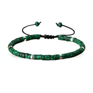 Bracelet mixte ajustable en perles heishi malachite vert foncé avec cordon noir et détails ronds métalliques.