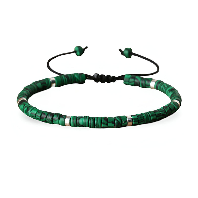 Bracelet mixte ajustable en perles heishi malachite vert foncé avec cordon noir et détails ronds métalliques.