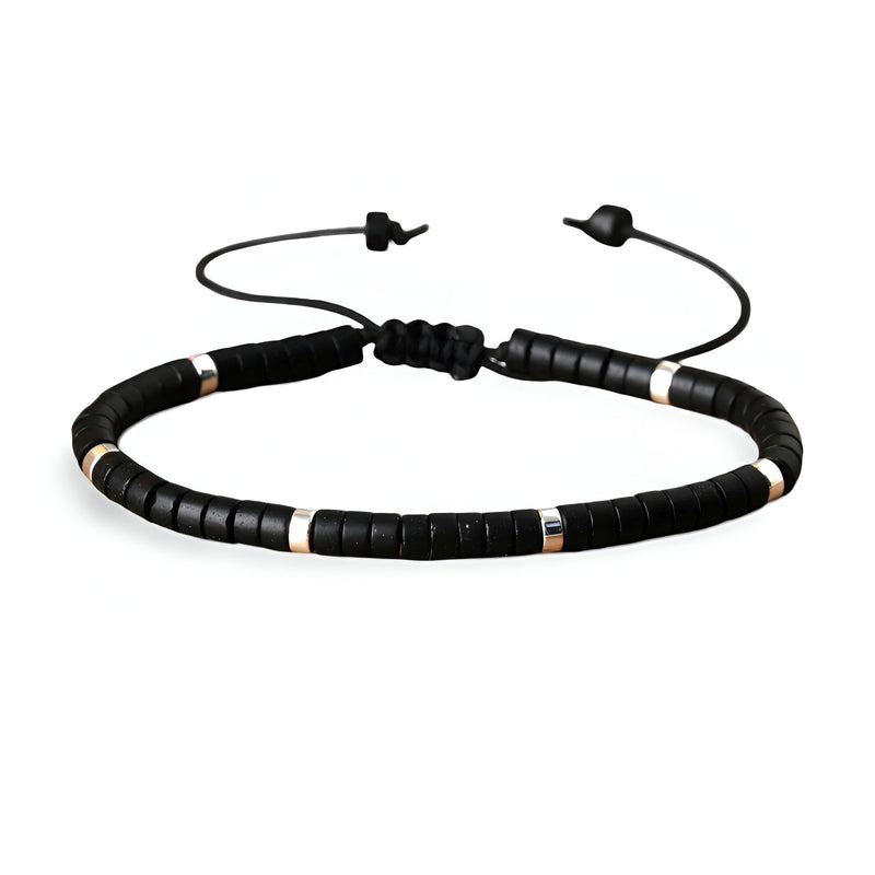 Bracelet mixte en perles heishi noires avec intercalaires en onyx et fermeture coulissante noire.