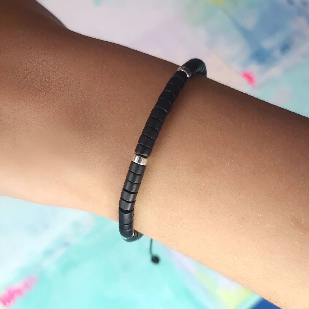 Bracelet mixte en perles heishi noires et onyx avec détail argenté minimaliste.